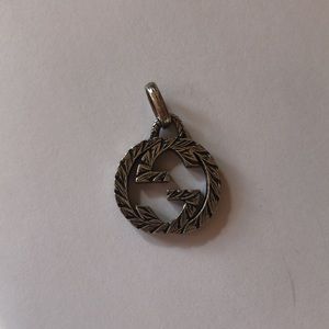 GUCCI LOGO INTERLOCKING G PENDANT